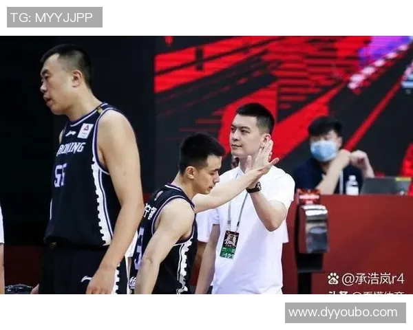 西安篮球队在锦标赛中的灵活性表现引发热议展现团队协作与战术创新